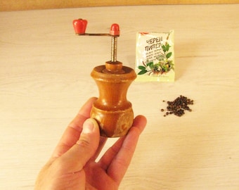 Vintage Wooden Pepper Grinder: Retro Kitchen Decor