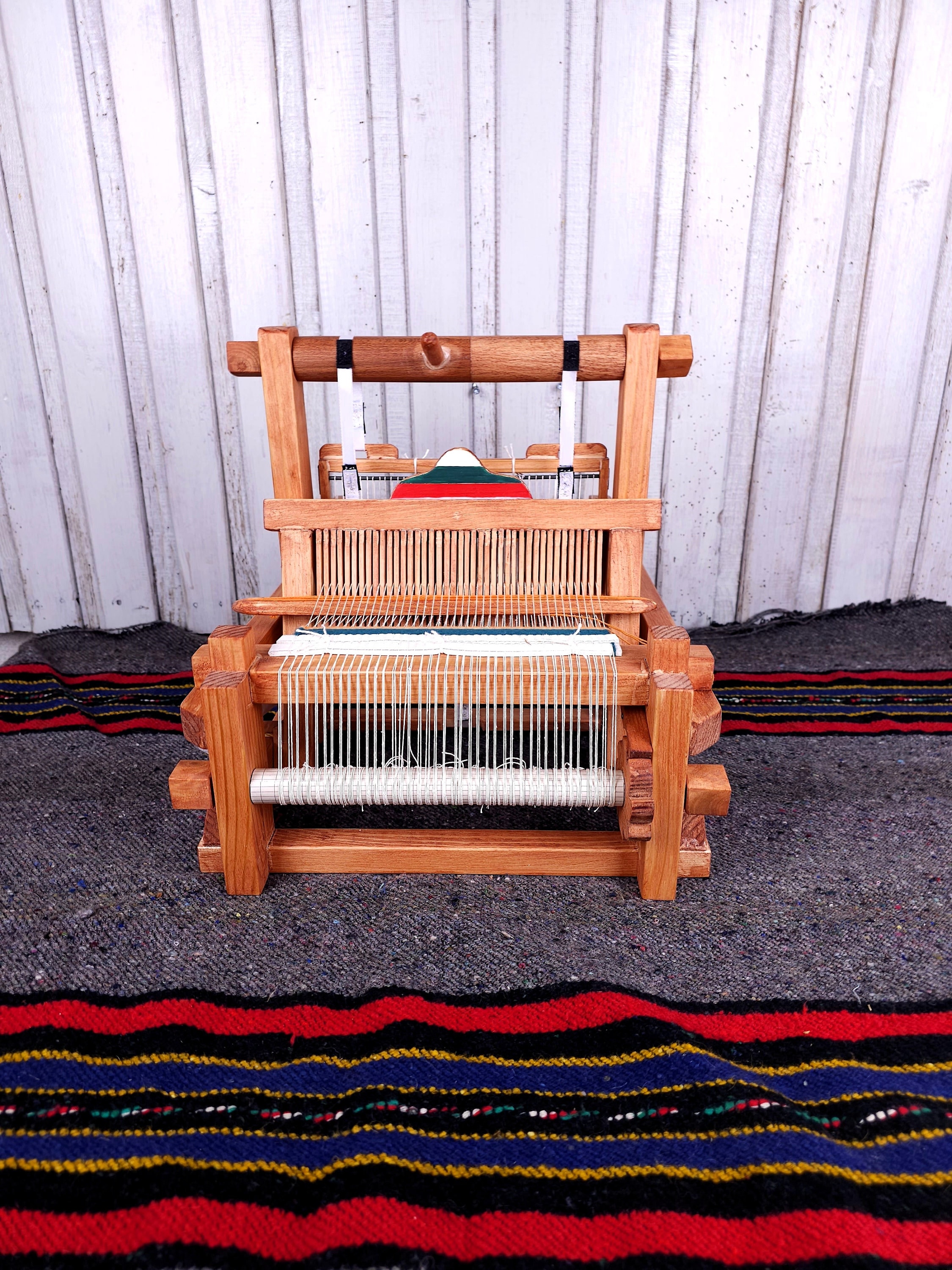 Un antiguo telar de mano utilizada para tejer telas y mantas Fotografía de  stock - Alamy