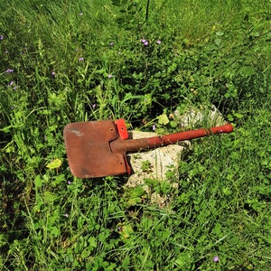 Vintage infanterie schop, oude militaire schop, houten handvat, metalen tool, graven gereedschap, Russische schop, schop in lederen draagtas