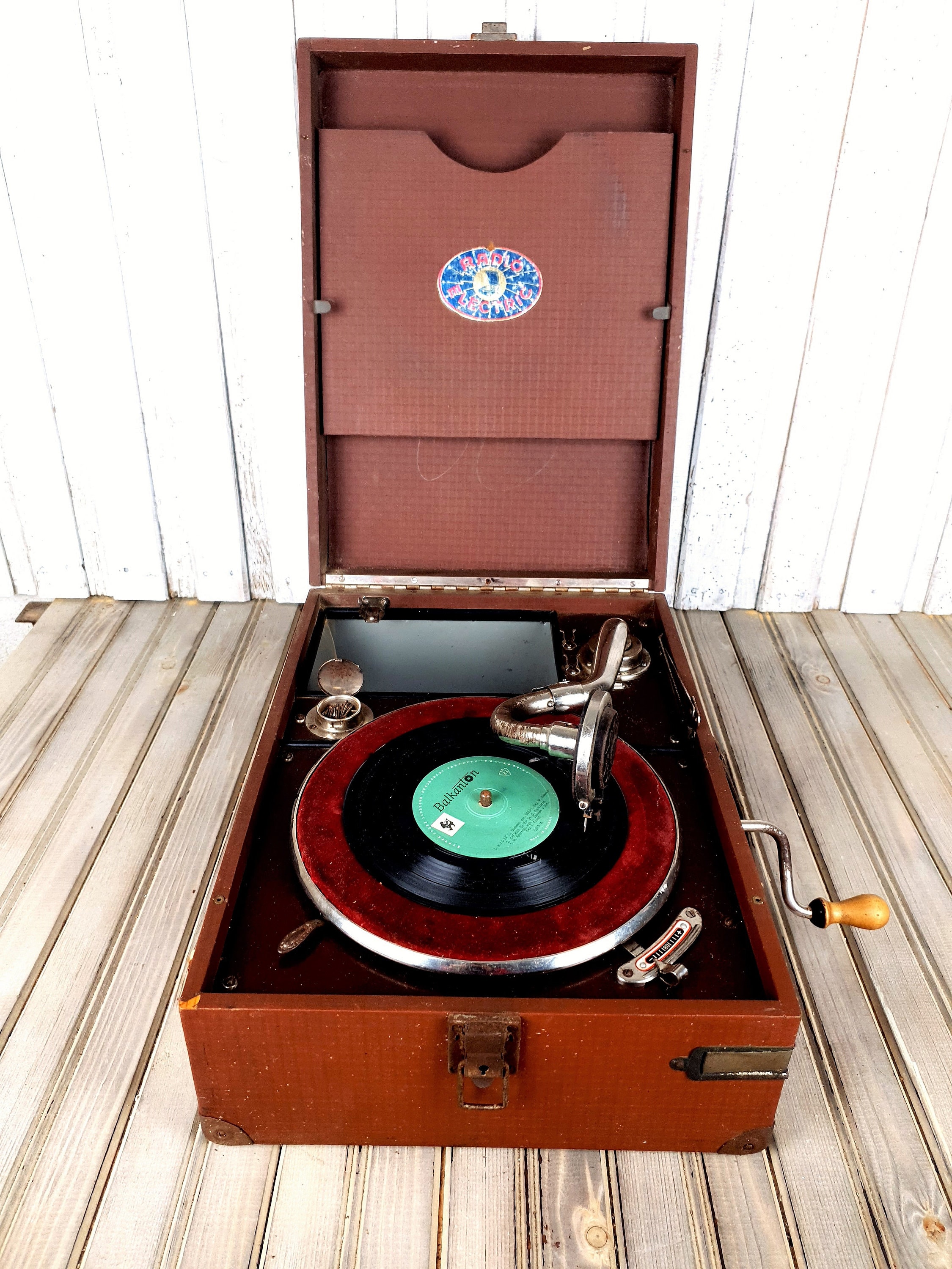 Tourne-disque vintage, gramophone antique, platine, platine vinyle antique  rare, Gramophone avec entonnoir intégré, vieux tourne-disque portable -   France