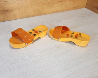 Chaussons vintage en bois peints à la main : souvenir d'art populaire bulgare