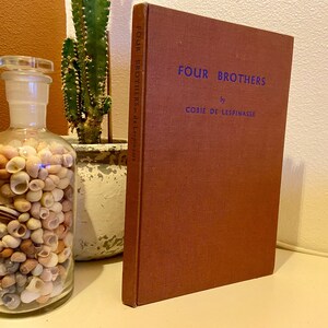 Vier Brüder von Cobie de Lespinasse; 1947; Erstausgabe; Signiert vom Autor; Illustriert; Antikes Sammlerbuch; Ein Buchschmuck!