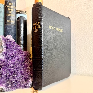 1950s Vintage Holy Bible, Leather Fully Zipping Old & New Testaments, King James Version, Red Colored Edge Pages, Full-Color Maps, Beautiful