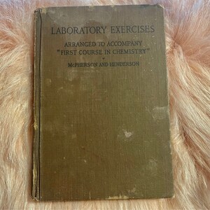 ERSTE AUFLAGE; Laborübungen angeordnet, um den ersten Kurs in Chemie zu begleiten; von McPherson & Henderson; um 1915; Illustriert; Seltenes Fundstück