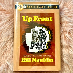 Pulitzer-Preis ausgezeichneter Karikaturist, Zweiter Weltkrieg, Militärlebensbiographie; "Up Front" Bill Mauldin 50-jährige Jubiläumsausgabe; Karikaturist aus dem Zweiten Weltkrieg