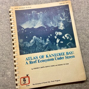 PRIMA EDIZIONE; Atlante della baia di Kaneohe: un ecosistema di barriera corallina sotto stress; 1973; Programma di sovvenzioni per il mare dell'Università delle Hawaii; Mappe di ricerca sulla barriera corallina delle Hawaii