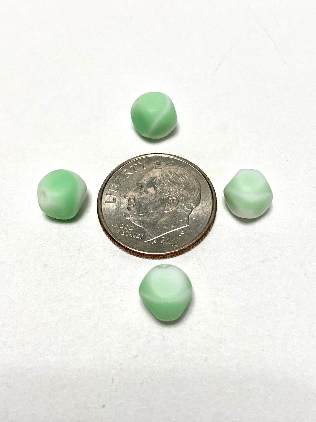 Lot De 60 Perles En Verre Bicolores Transparent/vert - Diamètre 8 à 8.5 Mm - Ronde - Occasion - Fabriqué En France