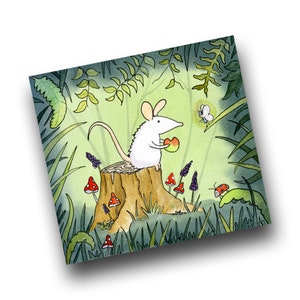 Tarjeta de felicitación estilo cuento de hadas caprichosa, bosque mágico con un ratón y duendecillo, tarjeta de felicitación en blanco
