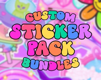 Può includere: Un'immagine vivace che promuove pacchetti di adesivi personalizzati. Il testo "CUSTOM STICKER PACK BUNDLES" è visualizzato in lettere a bolle colorate. Lo sfondo presenta un collage sfocato di illustrazioni stravaganti, tra cui un fiore sorridente, un UFO con un alieno e un arcobaleno.