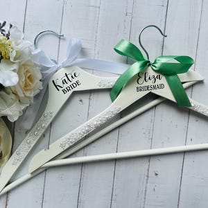 Personalised Bridal Pearl Hanger, Hanger for Wedding Party, Bridesmaid Dress Hanger, White Wooden Hanger, Bridesmaid Proposal Gift, Ribbon