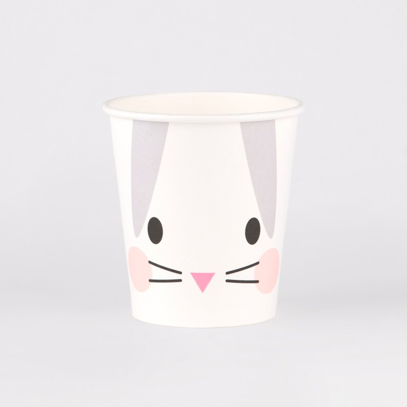 Заяц из пластиковых стаканчиков. Зайчик из бумажного стакана. Заяц из стаканчика одноразового. Зайка из стаканчика. Зайчик стаканчик из бумаги.