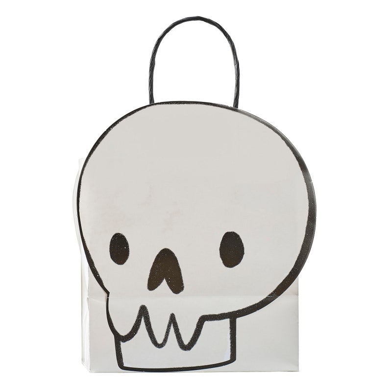 Peut inclure: Sac cadeau en papier blanc avec une poign&eacute;e noire et un grand motif de cr&acirc;ne de style dessin anim&eacute; sur le devant. Le cr&acirc;ne a des orbites noires, un nez et une bouche en zigzag. Id&eacute;al pour Halloween.