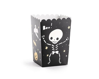 Può includere: Scatola per popcorn nera a tema Halloween. Presenta uno scheletro, un fantasma, una zucca e stelle. La scritta "Boo!" è visibile. Il bordo superiore ha un design smerlato.