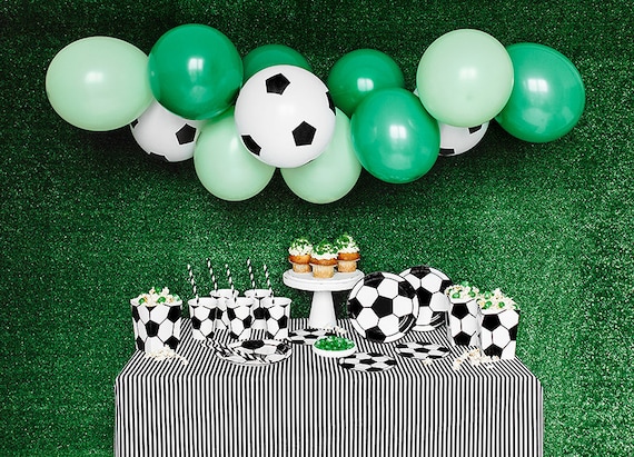32 piezas de suministros de decoración de fiesta de fútbol incluyen 30  globos de fiesta de fútbol y 2 manteles temáticos de fútbol, 6 colores para