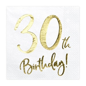 Puede incluir: Servilleta de papel blanca con texto dorado &laquo;&nbsp;30th Birthday!&nbsp;&raquo;. El n&uacute;mero 30 es grande y estilizado, con la palabra &laquo;&nbsp;Birthday!&nbsp;&raquo; en escritura cursiva debajo.