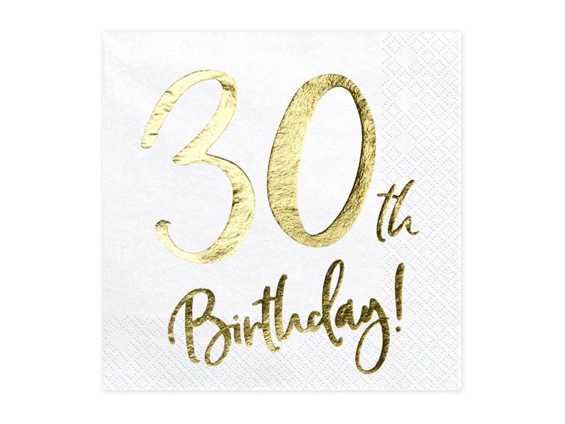 Puede incluir: Servilleta de papel blanca con texto dorado &laquo;&nbsp;30th Birthday!&nbsp;&raquo;. El n&uacute;mero 30 es grande y estilizado, con la palabra &laquo;&nbsp;Birthday!&nbsp;&raquo; en escritura cursiva debajo.