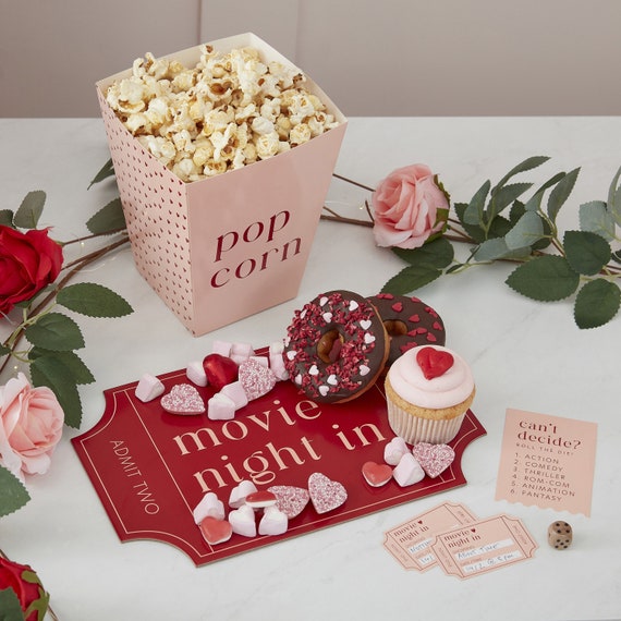 Valentines Movie Night in Kit, Regalo di San Valentino per lei, Regalo di San  Valentino per lui, Regalo Moglie Marito, Data notte, Popcorn Box, Grazing  Board -  Italia