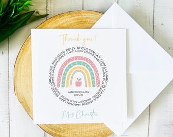 Puede incluir: Una tarjeta cuadrada con un diseño de arcoíris y las palabras "Thank you!" en escritura dorada. La tarjeta está rodeada de nombres y el texto "Ladybird Class 2024/25" y "Mrs Christie". Una sobre blanco está al lado de la tarjeta.