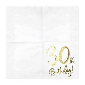 Puede incluir: Servilletas de papel blancas con un sutil patr&oacute;n geom&eacute;trico. Las servilletas presentan texto dorado que dice "30th Birthday!" en una fuente de escritura. Ideal para una celebraci&oacute;n de cumplea&ntilde;os.