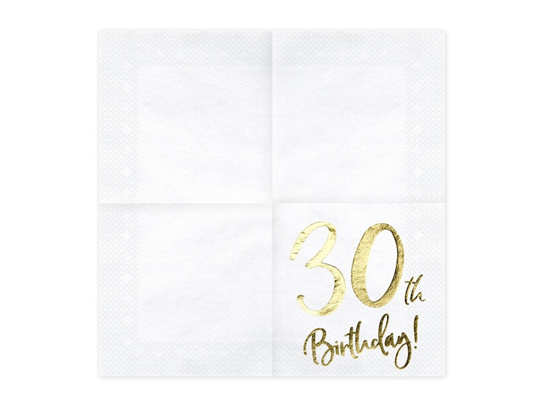 Puede incluir: Servilletas de papel blancas con un sutil patr&oacute;n geom&eacute;trico. Las servilletas presentan texto dorado que dice "30th Birthday!" en una fuente de escritura. Ideal para una celebraci&oacute;n de cumplea&ntilde;os.
