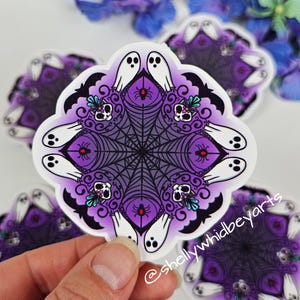 Pegatina de mandala de telaraña y fantasma de Halloween: vinilo resistente al agua de 3 x 3 pulgadas