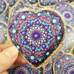 Pegatina de mandala con forma de corazón y puntos / 7,6 x 7,6 cm / Diseño pintado a mano / Resistente a arañazos, a los rayos UV, al agua y apto para lavavajillas