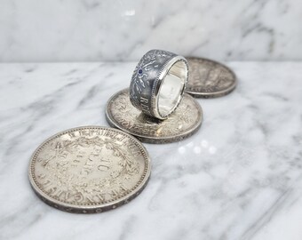 10 Francs Hercules coin ring in silver, wedding band style, set with a sapphire and engraved.