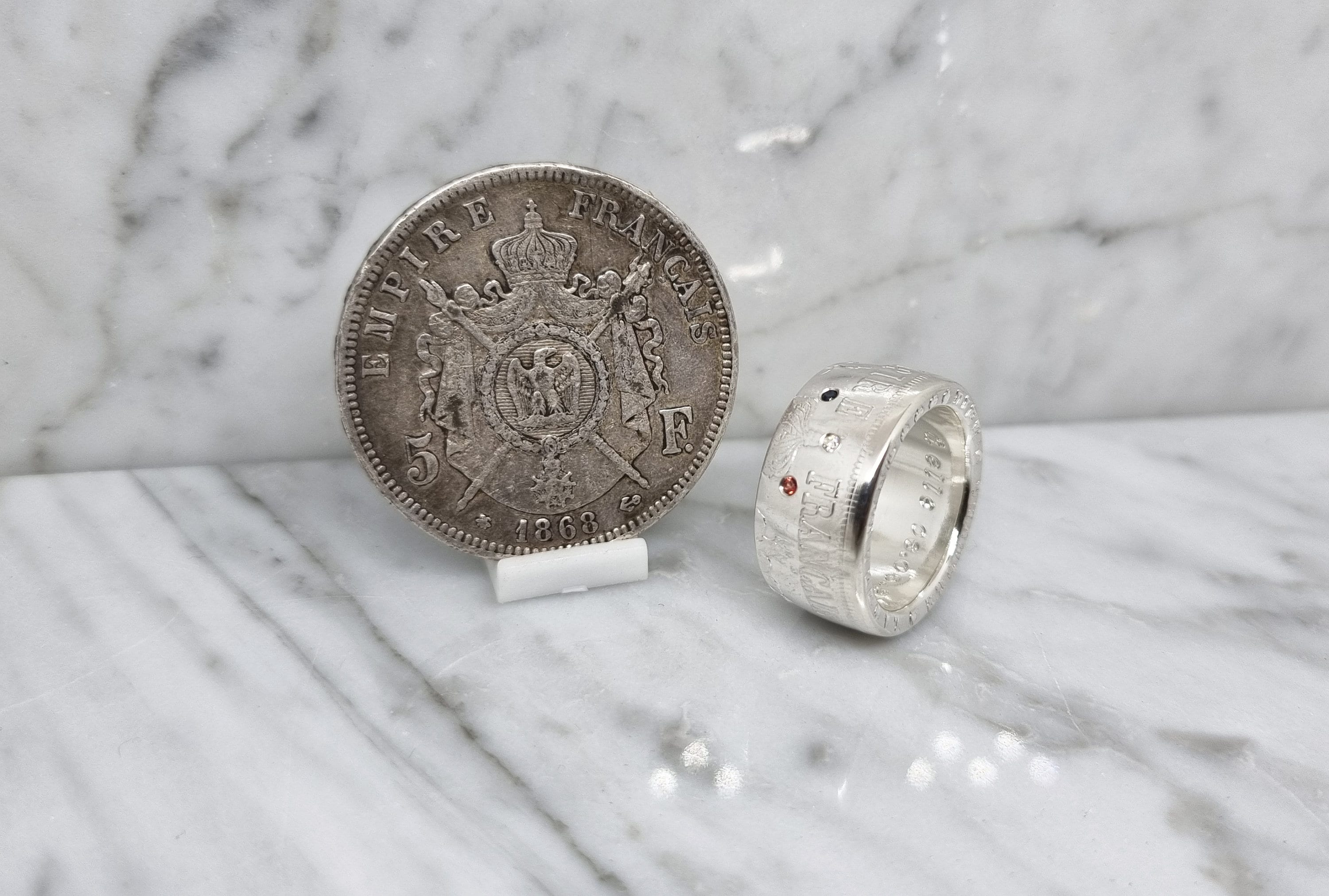 Bague Argent Serti Rubis, émeraude, Saphir - Pièce 5 Francs Napoléon III Visible - Neuf Avec étiquettes