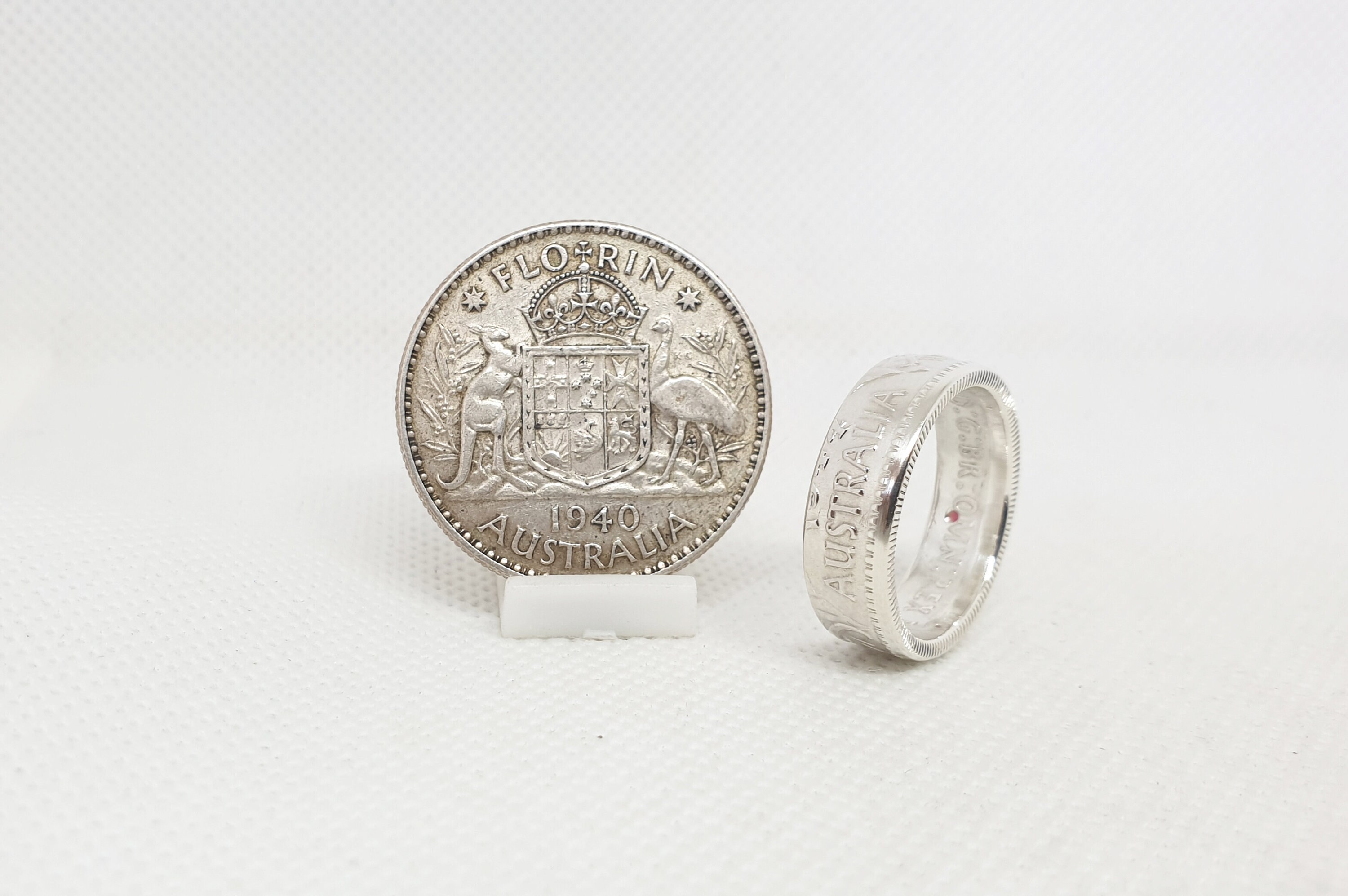 ルビーをセットしたシルバーのオーストラリア産ギルダー コイン リング 1 個 (コイン リング)