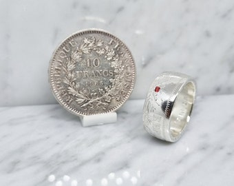 10 Francs Hercules silver coin ring in wedding band style set with a ruby and engraved design (coin ring)