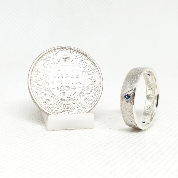 Bague pièce de monnaie Demi Rupee d'Inde en argent style alliance serti de trois saphirs avec gravure (coin ring)