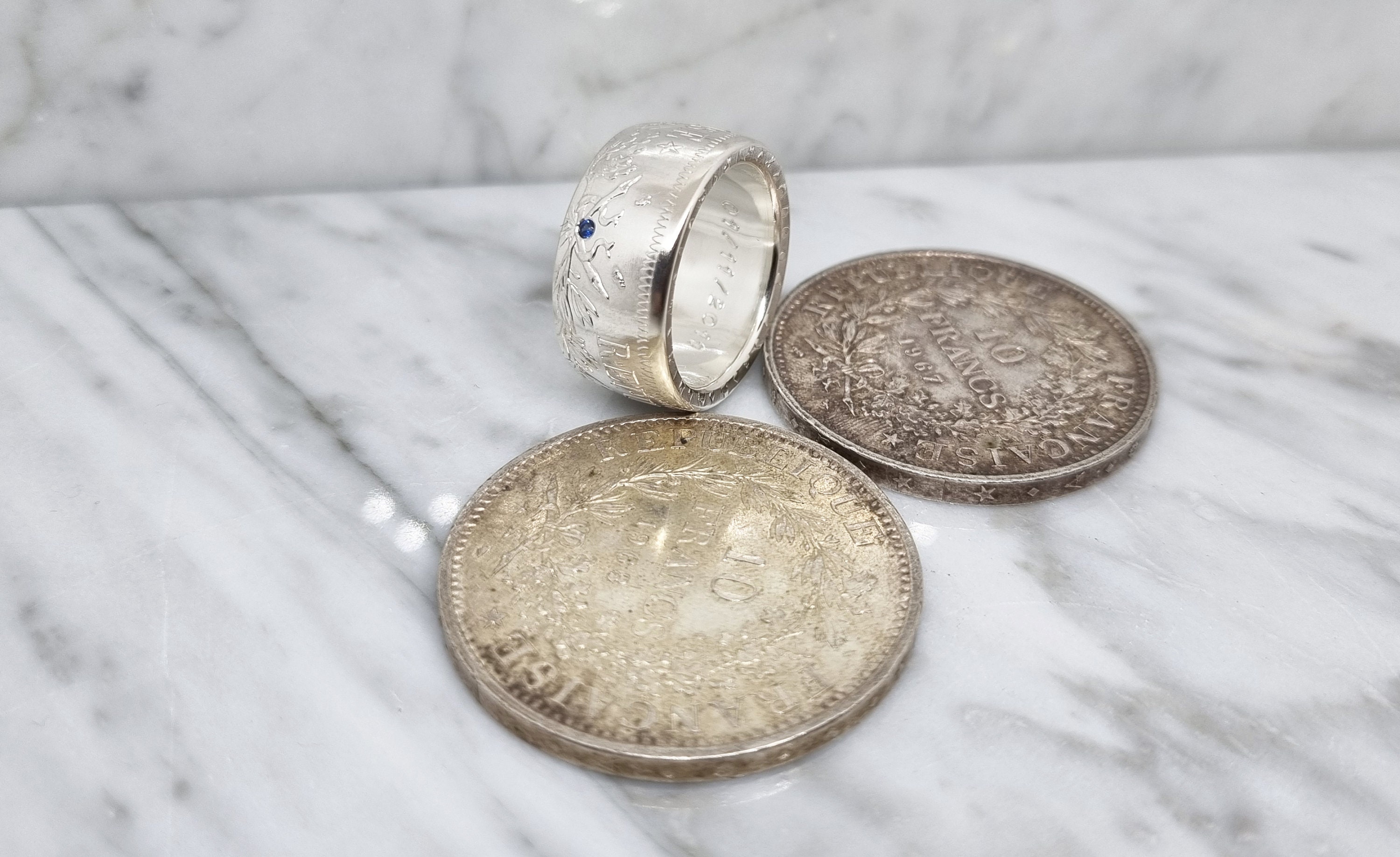 Hercules 10 Francs coin ring in silver alliance style set with a sapphire with engraving (ring corner)