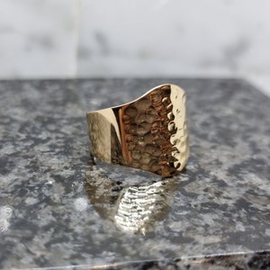 Ring, signet ring in 18 carat gold forged entirely by hand