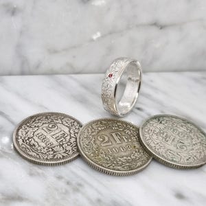 2-Schweizer-Franken-Münzring aus Silber, besetzt mit einem Rubin (Münzring)