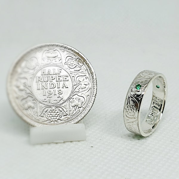 Bague pièce de monnaie Demi Rupee d'Inde en argent style alliance serti de trois émeraudes avec gravure (coin ring)