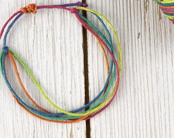 Regenboog hennep armband | Wax String Armband | Boho Armband | Gelaagde armband | Kleurrijke armband | Alledaagse armband | Cadeau voor haar