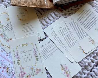 Peut inclure: Un ensemble de cartes à thème floral avec un calendrier pour mai 2025 et une série d'invites à la réflexion personnelle. Les cartes sont imprimées sur un papier beige clair avec un délicat motif floral.