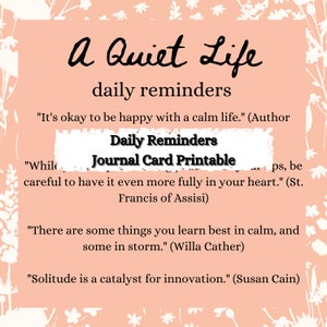 Pu&ograve; includere: Una carta di diario stampabile con uno sfondo pesca e un bordo floreale bianco. Il testo recita "A Quiet Life daily reminders" e include citazioni sul trovare la pace e la felicit&agrave; nella solitudine.