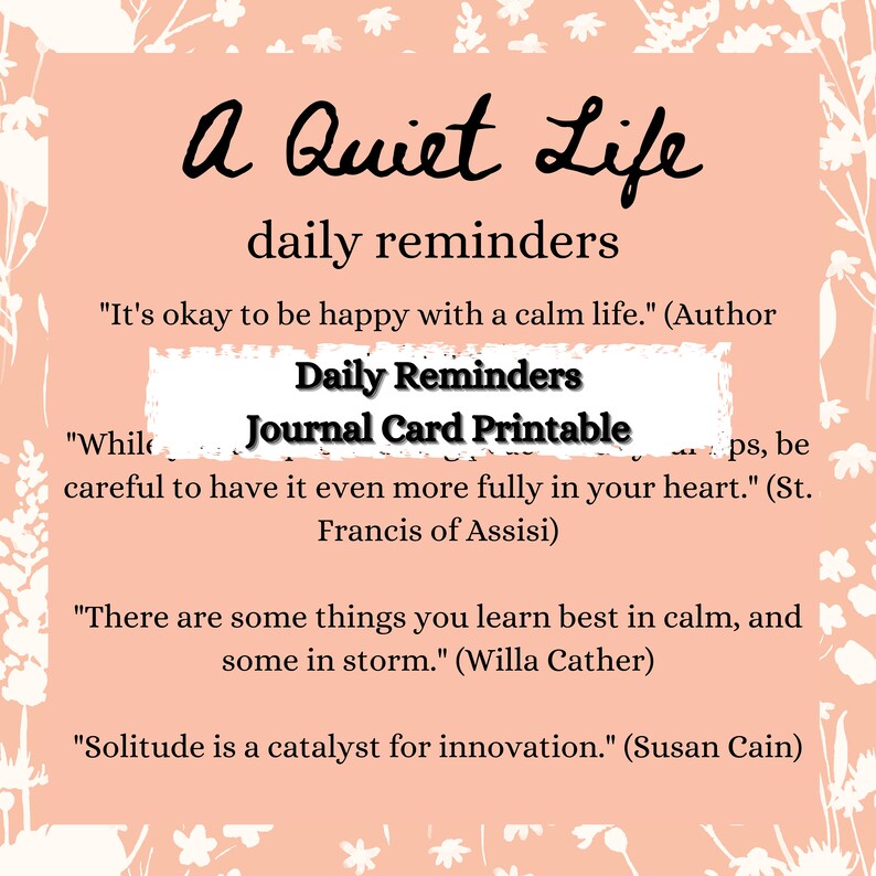Pu&ograve; includere: Una carta di diario stampabile con uno sfondo pesca e un bordo floreale bianco. Il testo recita "A Quiet Life daily reminders" e include citazioni sul trovare la pace e la felicit&agrave; nella solitudine.