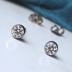 Ethical Diamond 4mm Titanium Stud Earrings. Lab grown 0.30cttw diamond VS set in Grade 5 Titanium.