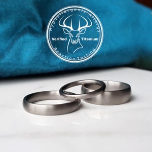 Matte Titanium Wedding Band, Modern Minimalist Ring, Engraved Nickel Free afbeelding 2