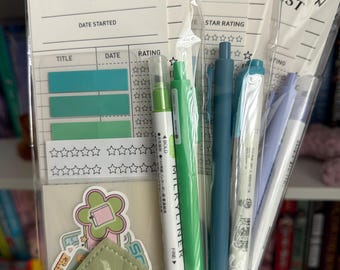Peut inclure: Un ensemble de trois pochettes en plastique transparent contenant des fiches de lecture avec des champs pour le nom, la date, le titre et les étoiles. Chaque pochette inclut un stylo multicolore, un clip en forme de feuille et des autocollants.