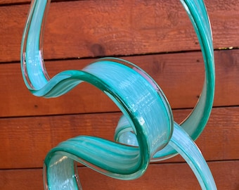 Par de esculturas artísticas de hojas de jardín en color verde azulado hechas a mano.