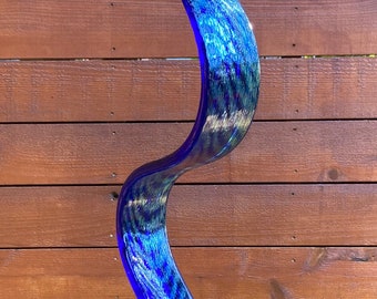 Escultura de vidrio con hojas para jardín, hecha a mano, en azul cobalto con líneas metálicas plateadas.