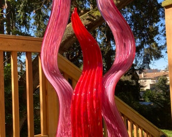 Trío de hojas, cristal rosa y rojo.