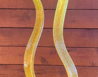 Arte de jardín con hojas de vidrio ámbar soplado a mano, con estaca de cobre