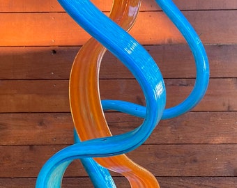 Arte de jardín en vidrio soplado. Trío de hojas de vidrio azul y naranja hechas a mano.