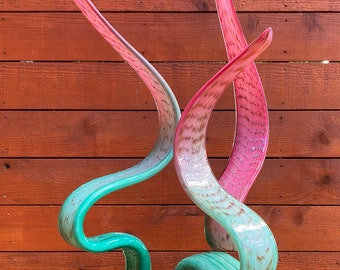 Arte de jardín de vidrio soplado a mano, arte de patio de vidrio hecho a mano, vidrio verde azulado con punta rubí