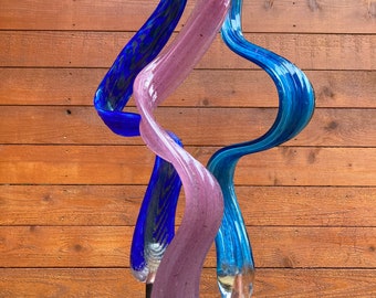 Trío de hojas, vidrio cobalto, agua y lavanda.