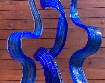 Arte de vidrio hecho a mano, arte de jardín soplado a mano con ondas de vidrio azul cobre.